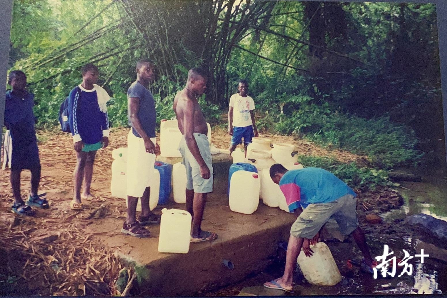 20年前,援赤道几内亚医疗队队员们每周都要到60公里外的一处泉眼取水。 20年前,援赤道几内亚医疗队队员们每周都要到60公里外的一处泉眼取水。