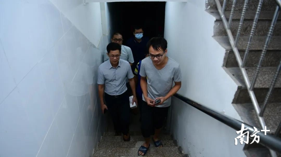 在二手房东带领下，爬上6楼进行入户调查