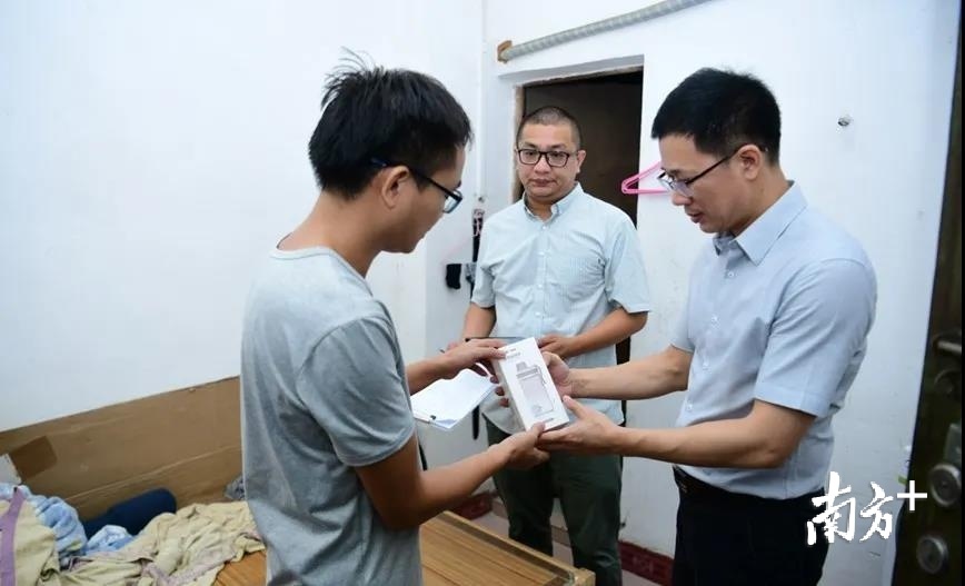 介绍劳动力调查的意义和作用，打消调查户的顾虑，争取调查的配合