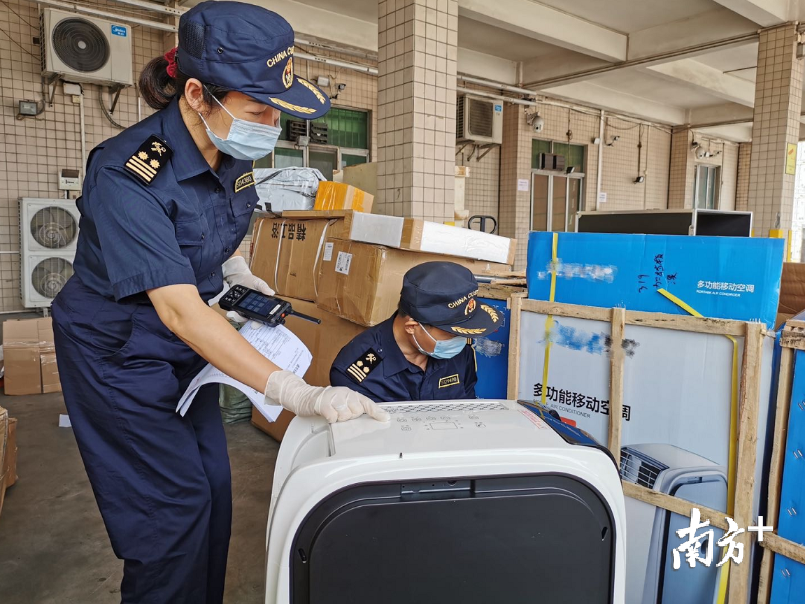 海关关员在勒流港检查一批通过市场采购方式出口的货物。唐游民 摄 海关关员在勒流港检查一批通过市场采购方式出口的货物。唐游民 摄