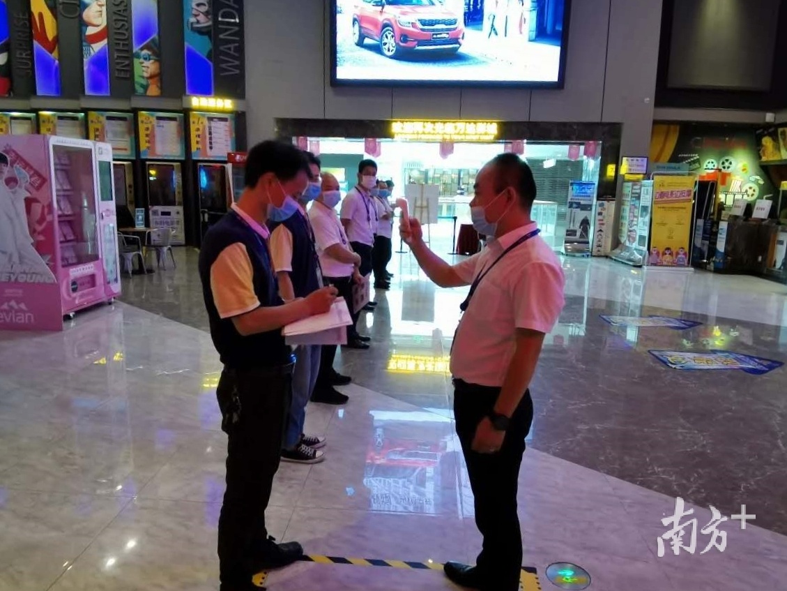 影院会对工作人员进行定时的体温测量并记录。受访者供图