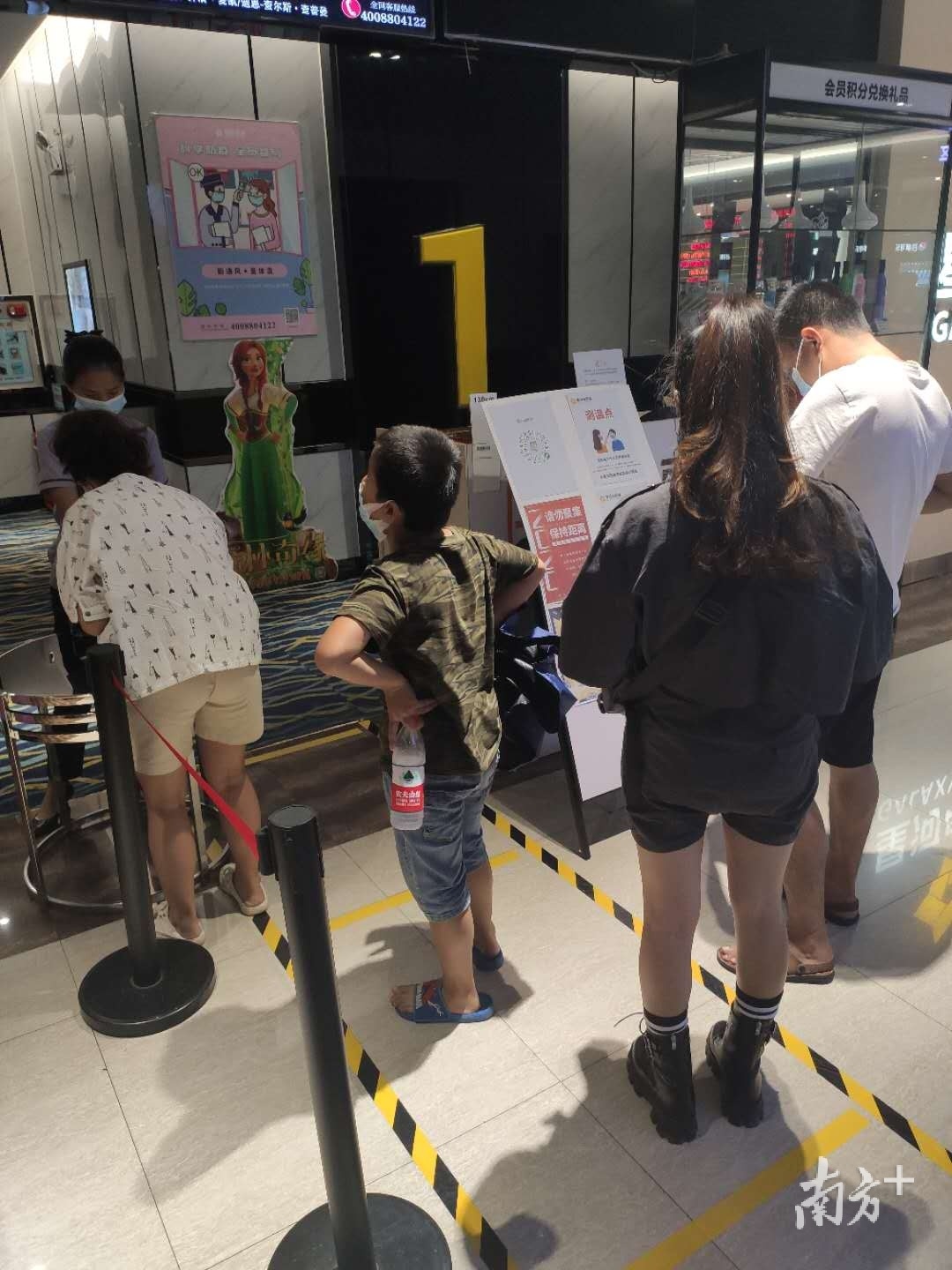 观众在等候进入影厅 受访者供图