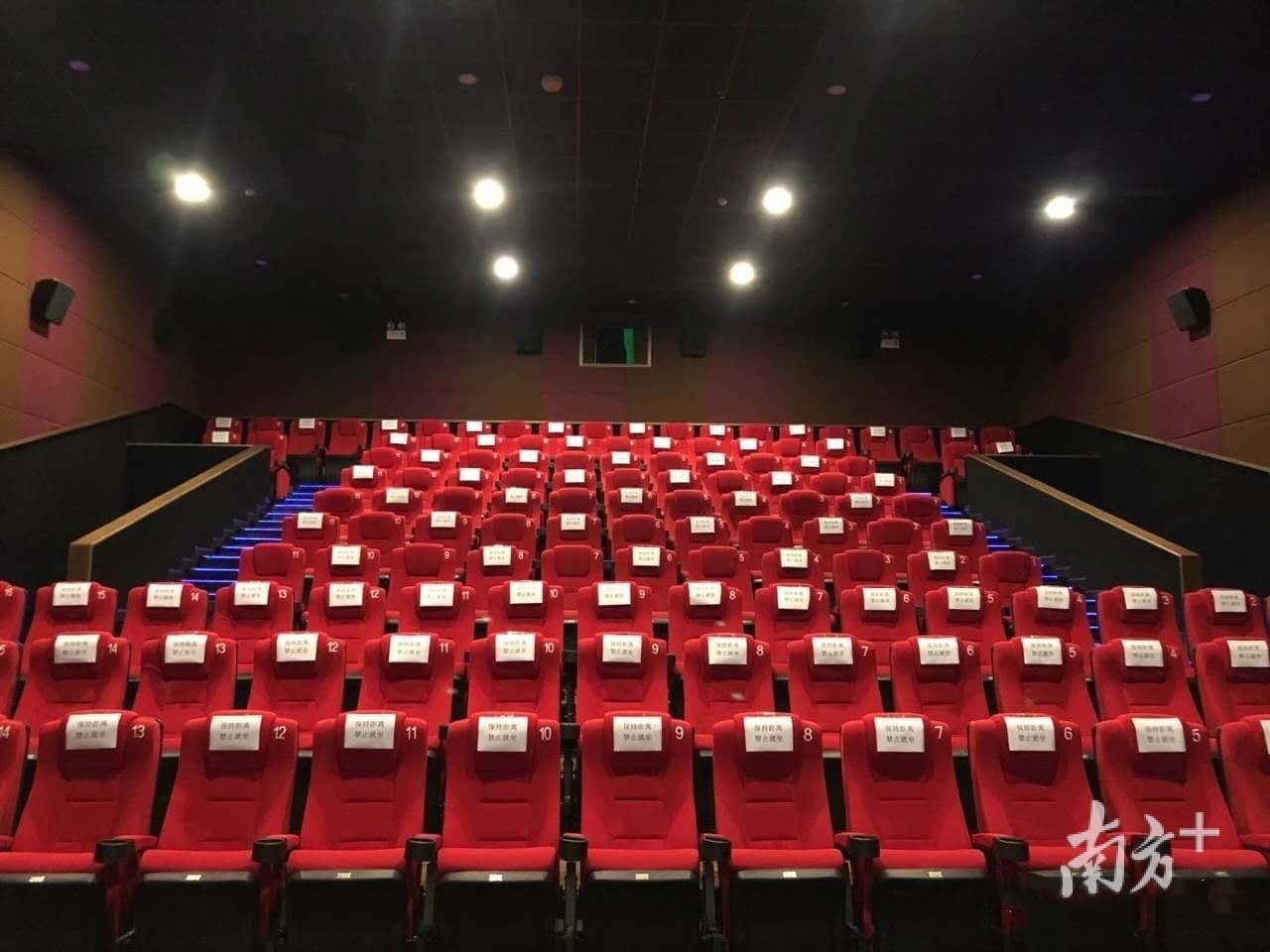 影厅中采用“保持距离，禁止就座”的告示牌来限制观众连坐，以确保安全距离 受访者供图