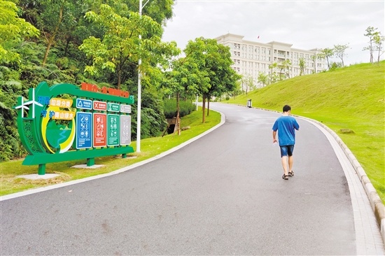 园内随处可见垃圾分类知识，市民能在休闲娱乐中轻松学习。