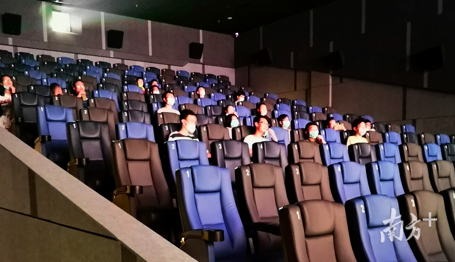 单场次观影人数超过15人的场次正在逐渐增多 受访者供图