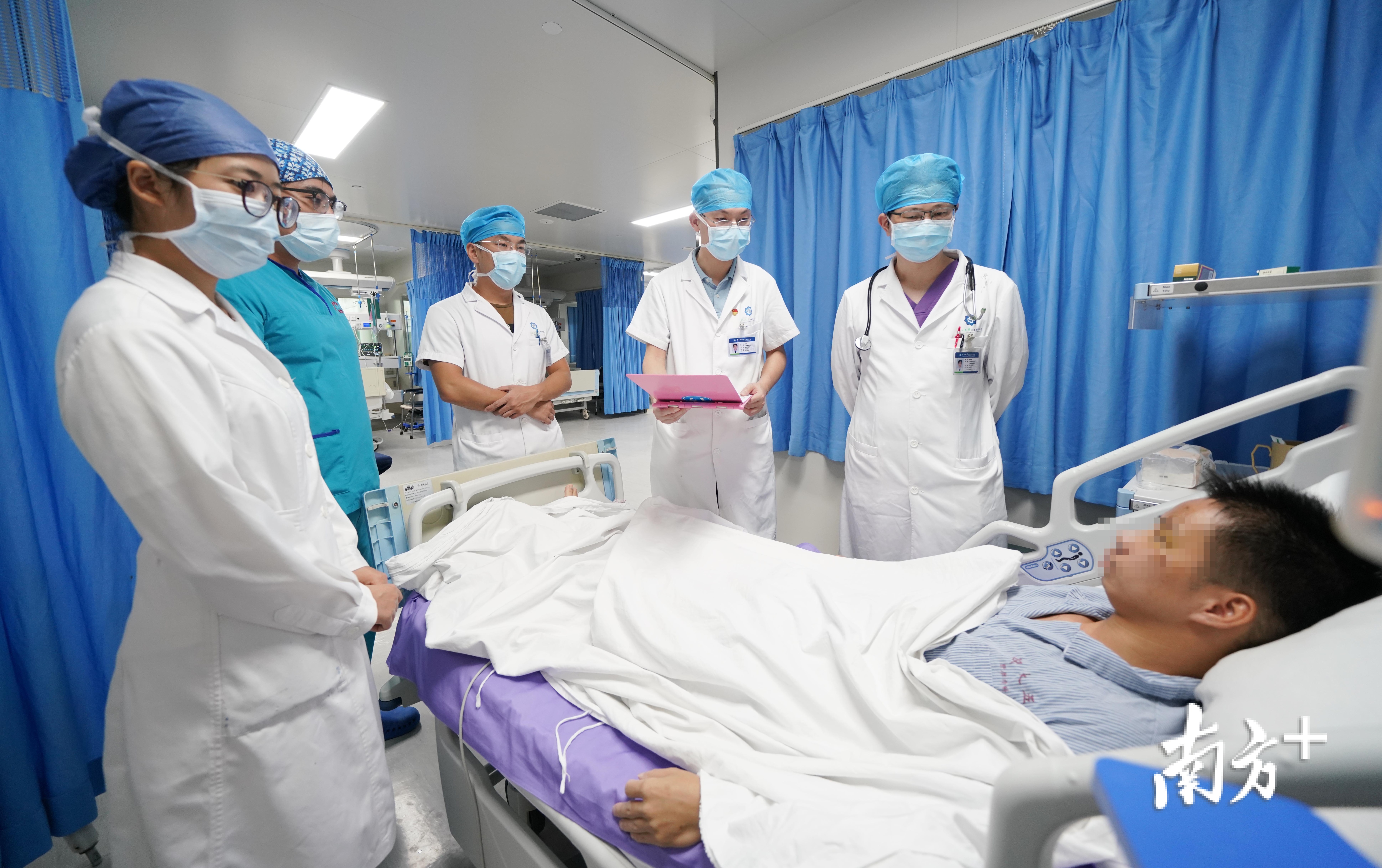 准备将患者转移到手术床上时,他突然意识丧失,心脏呼吸骤停,陈剑介绍