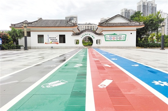 公园内设有一条垃圾分类主题跑道，跑道分为蓝、红、绿、灰4种不同颜色，分别对应可回收垃圾、有害垃圾、厨余垃圾和其他垃圾。