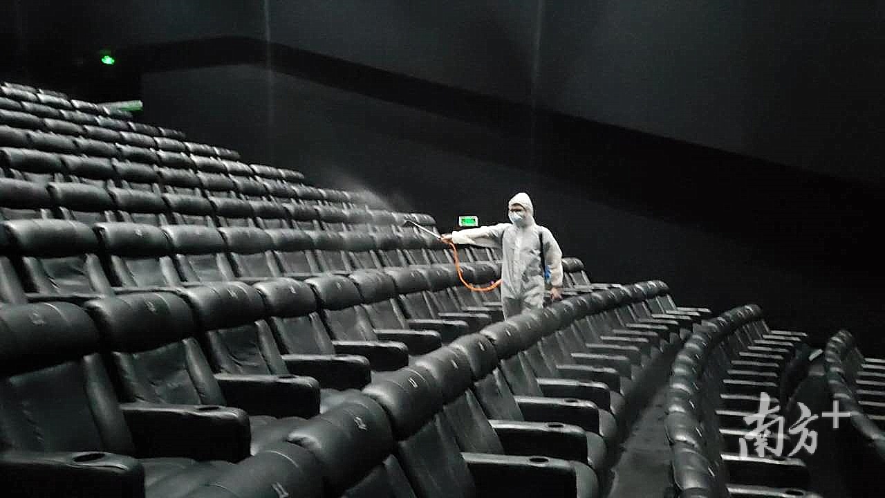 工作人员正在对影厅中进行消毒工作 受访单位提供