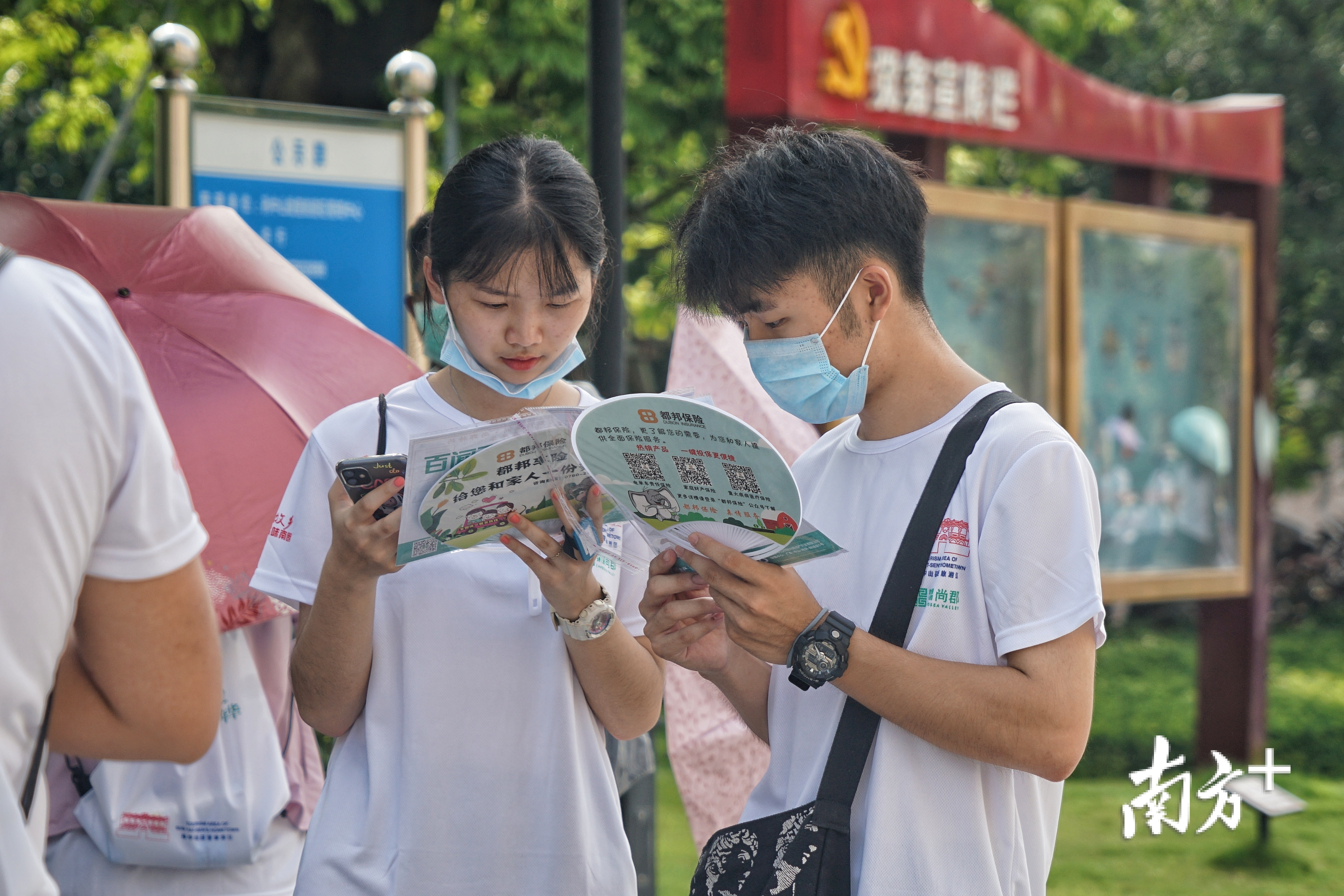 参赛选手在认真研究“寻宝图”。