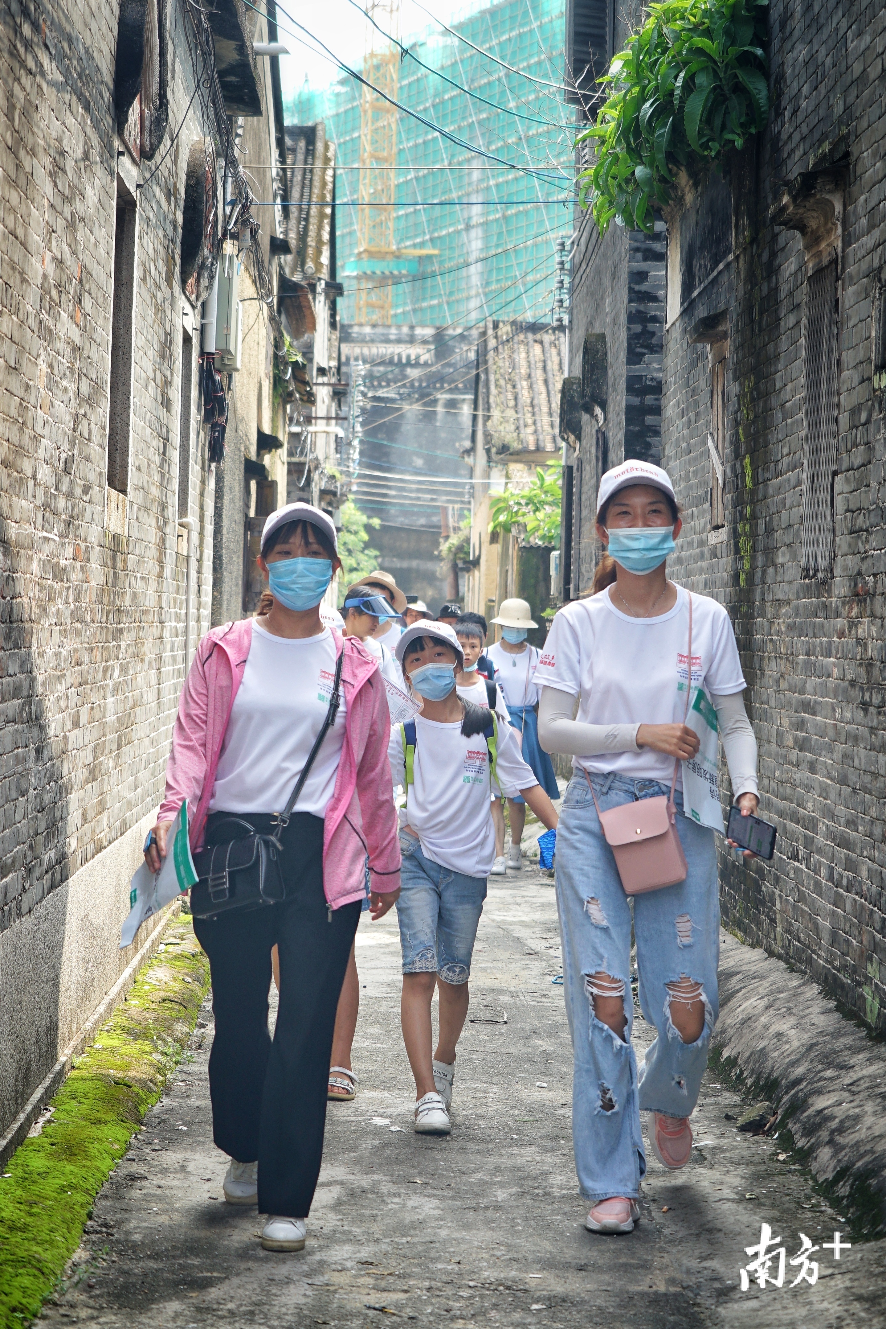 在寻宝的过程中，市民们无形中体验了伟人故里“深度游”。