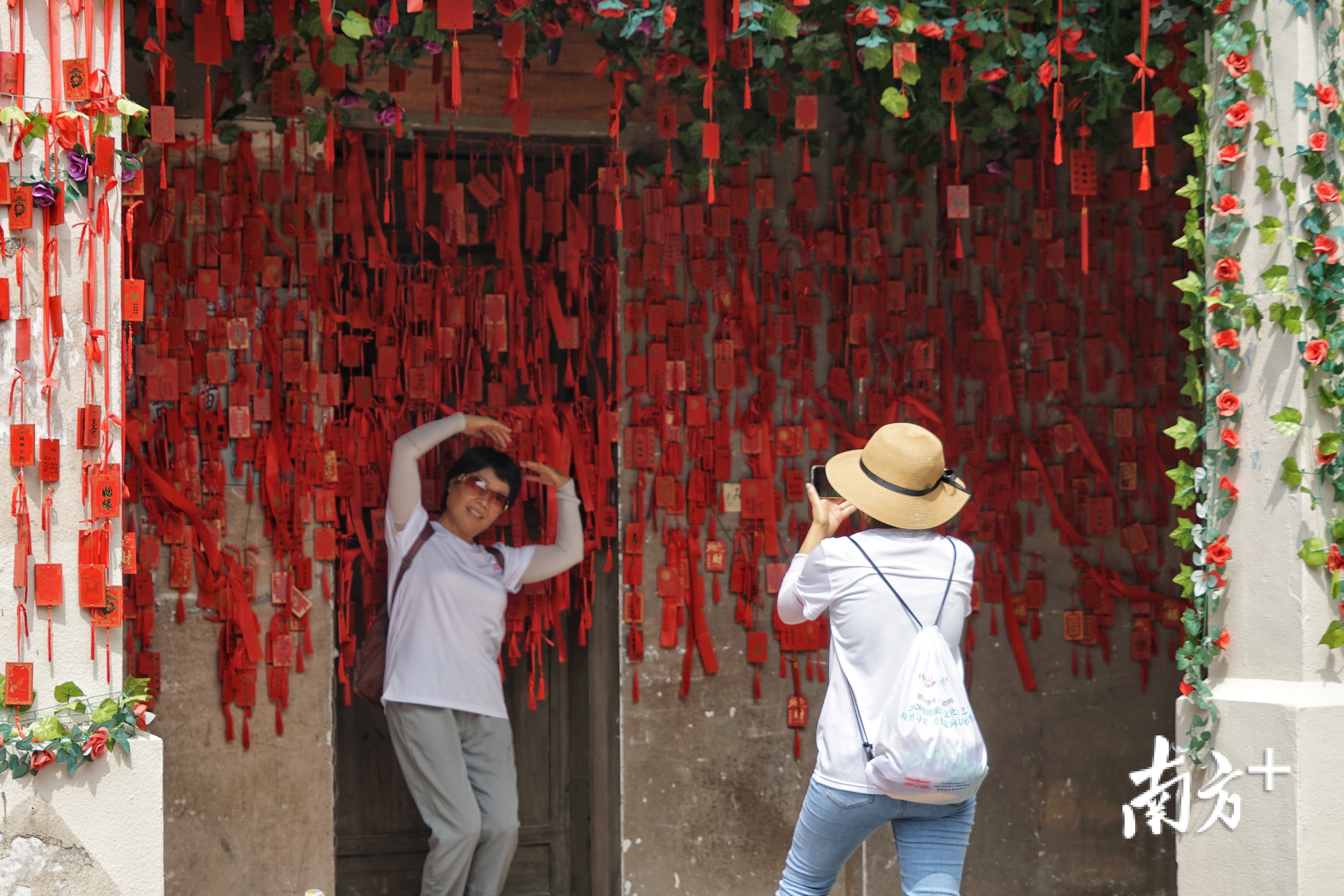 除了寻宝打卡外，不少选手抓住难得机会，和家人、朋友在景区合影留念。