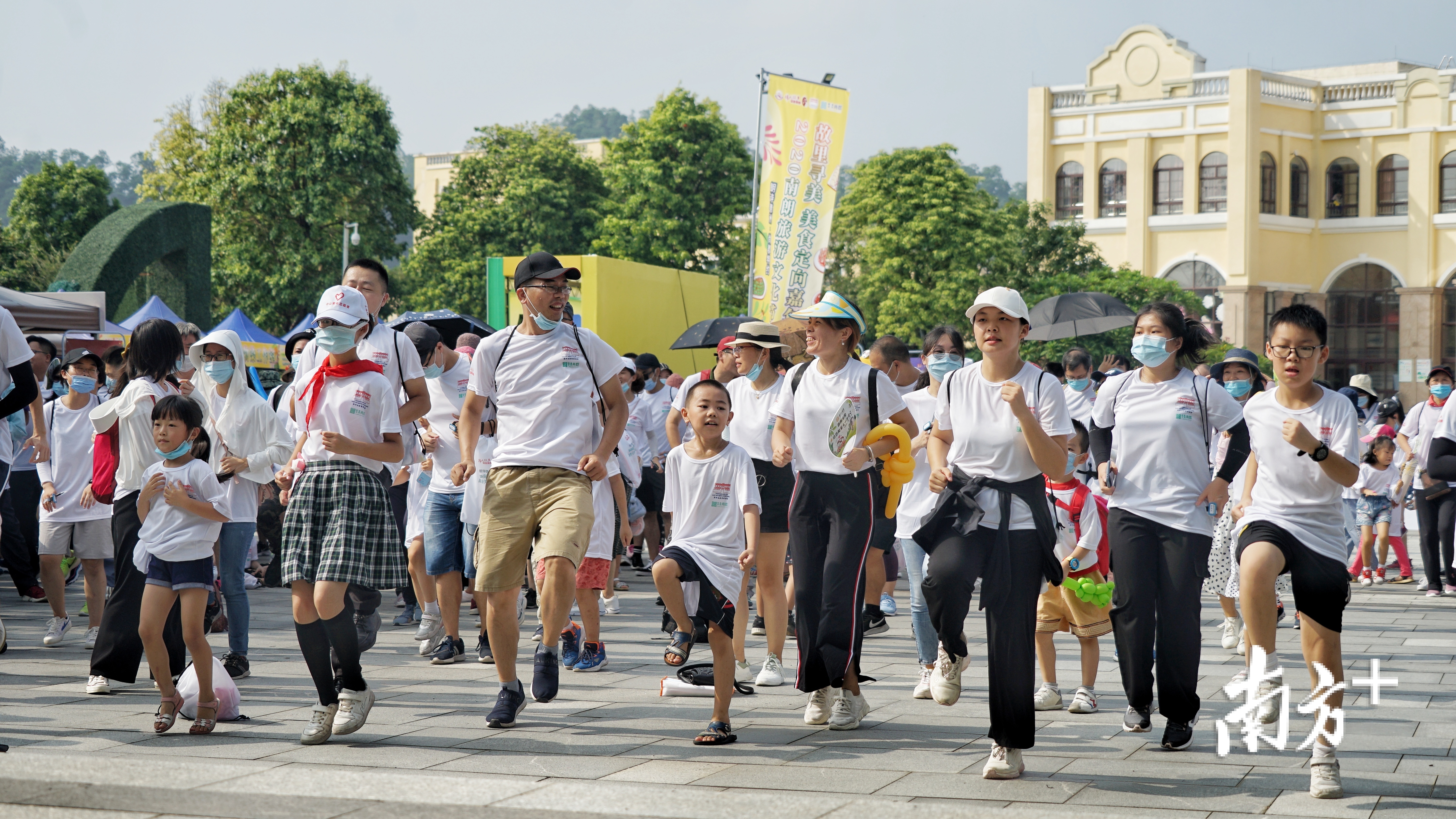 参赛选手在进行赛前热身运动。