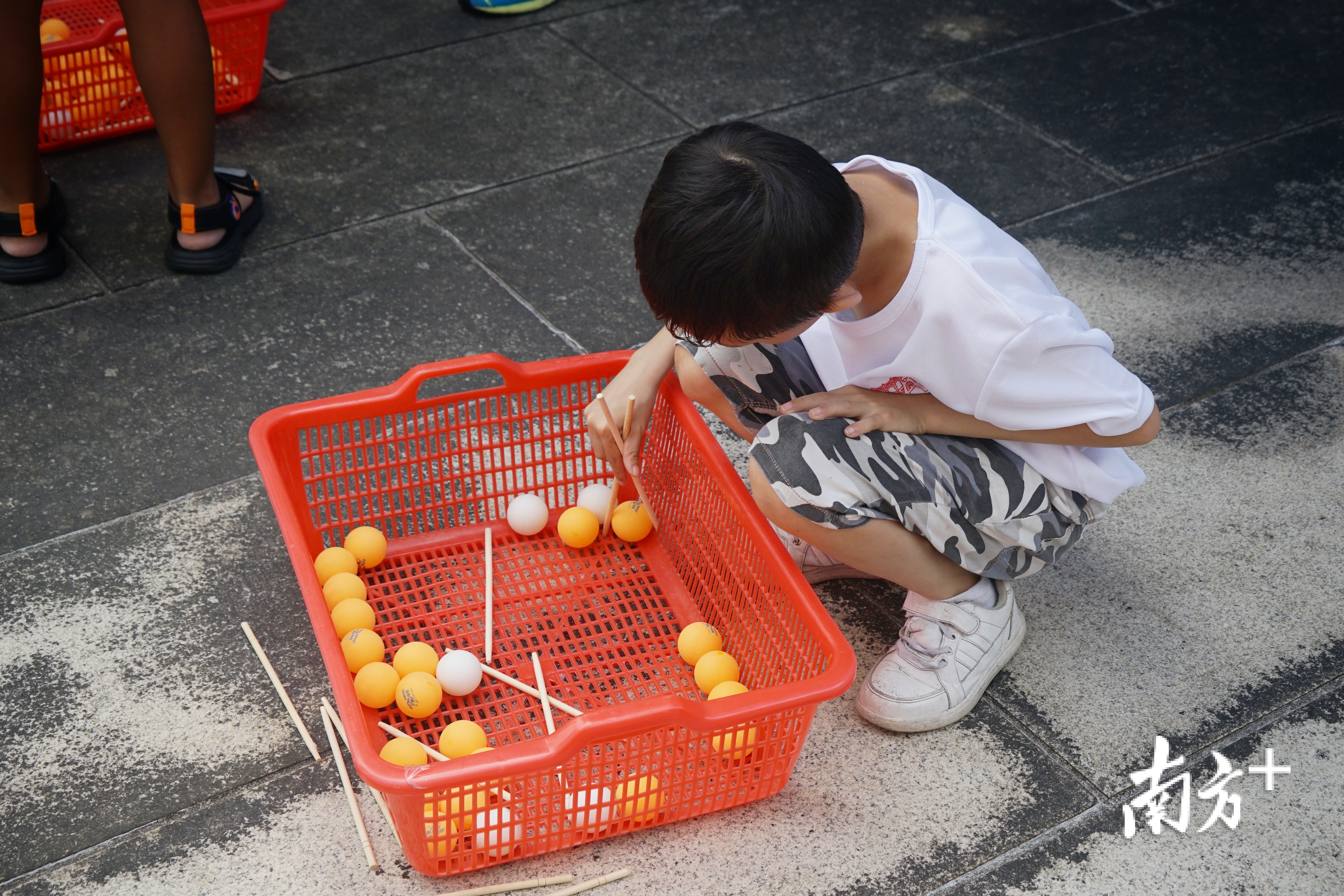 通关游戏——夹运乒乓球。
