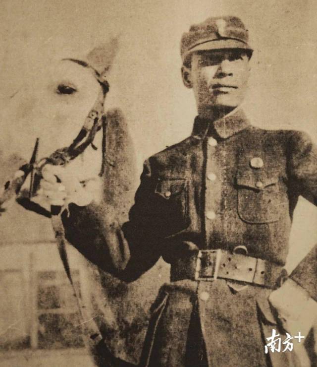 四行仓库纪念馆里的老照片，谢晋元将军身旁常有一匹白马伴随左右。