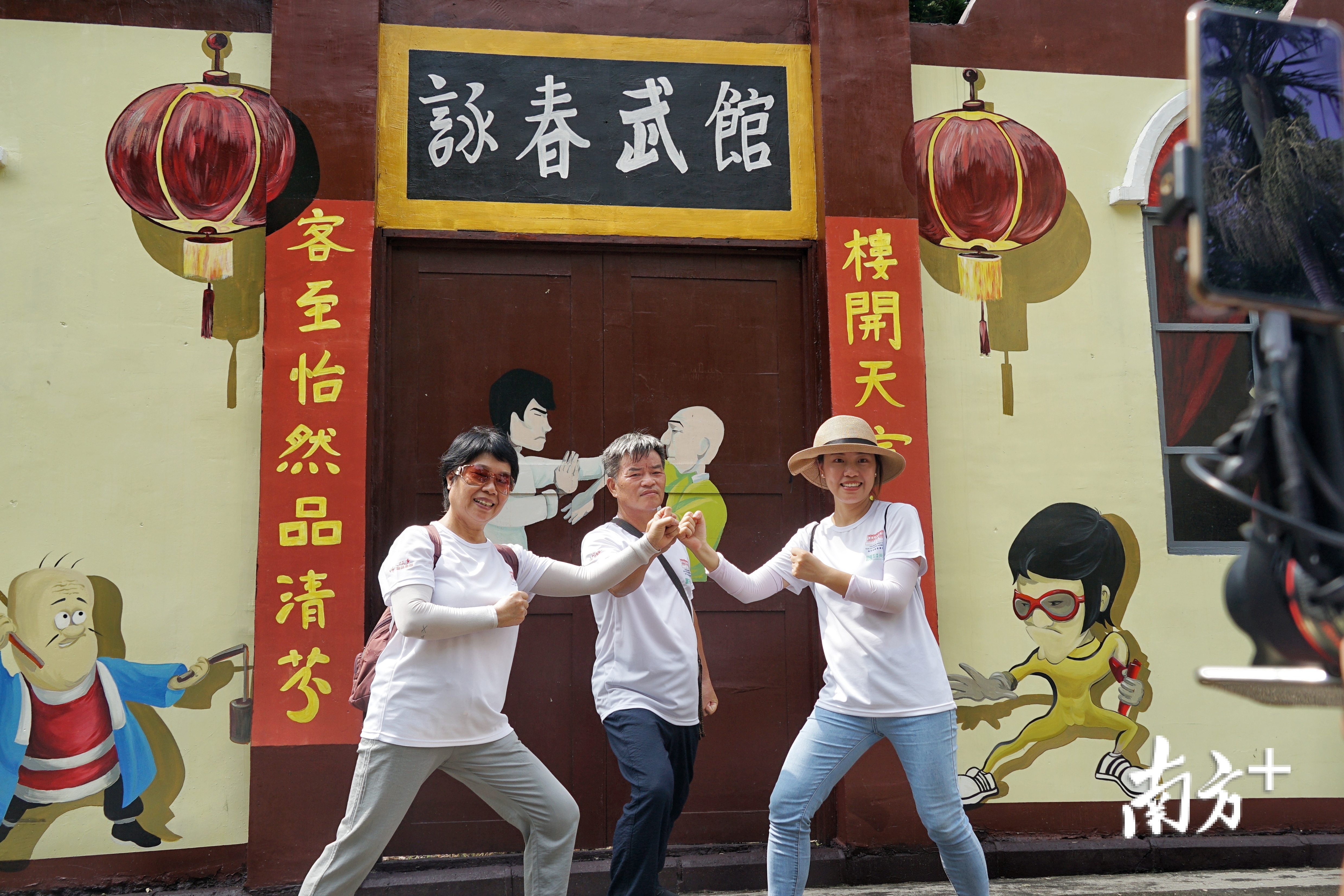 除了寻宝打卡外，不少选手抓住难得机会，和家人、朋友在景区合影留念。