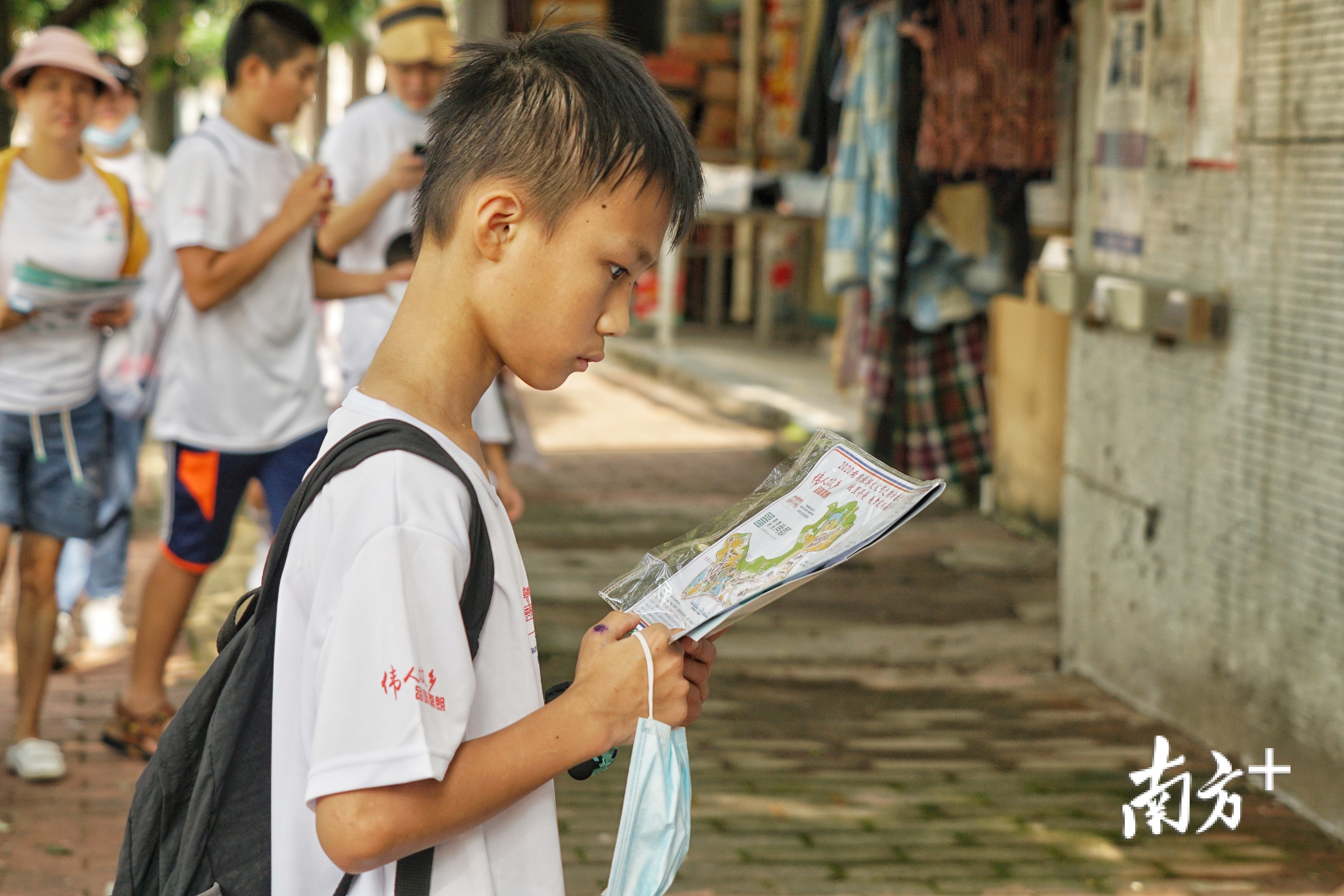 参赛小选手在认真研究“寻宝图”。