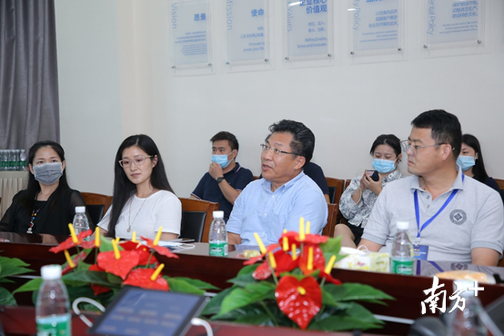 专家在现场积极与企业交流提问 专家在现场积极与企业交流提问