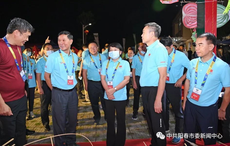 ▲参观高村夜景。 ▲参观高村夜景。