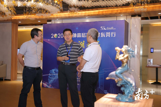 会后,专家学者与企业之间展开了深入交流 会后,专家学者与企业之间展开了深入交流