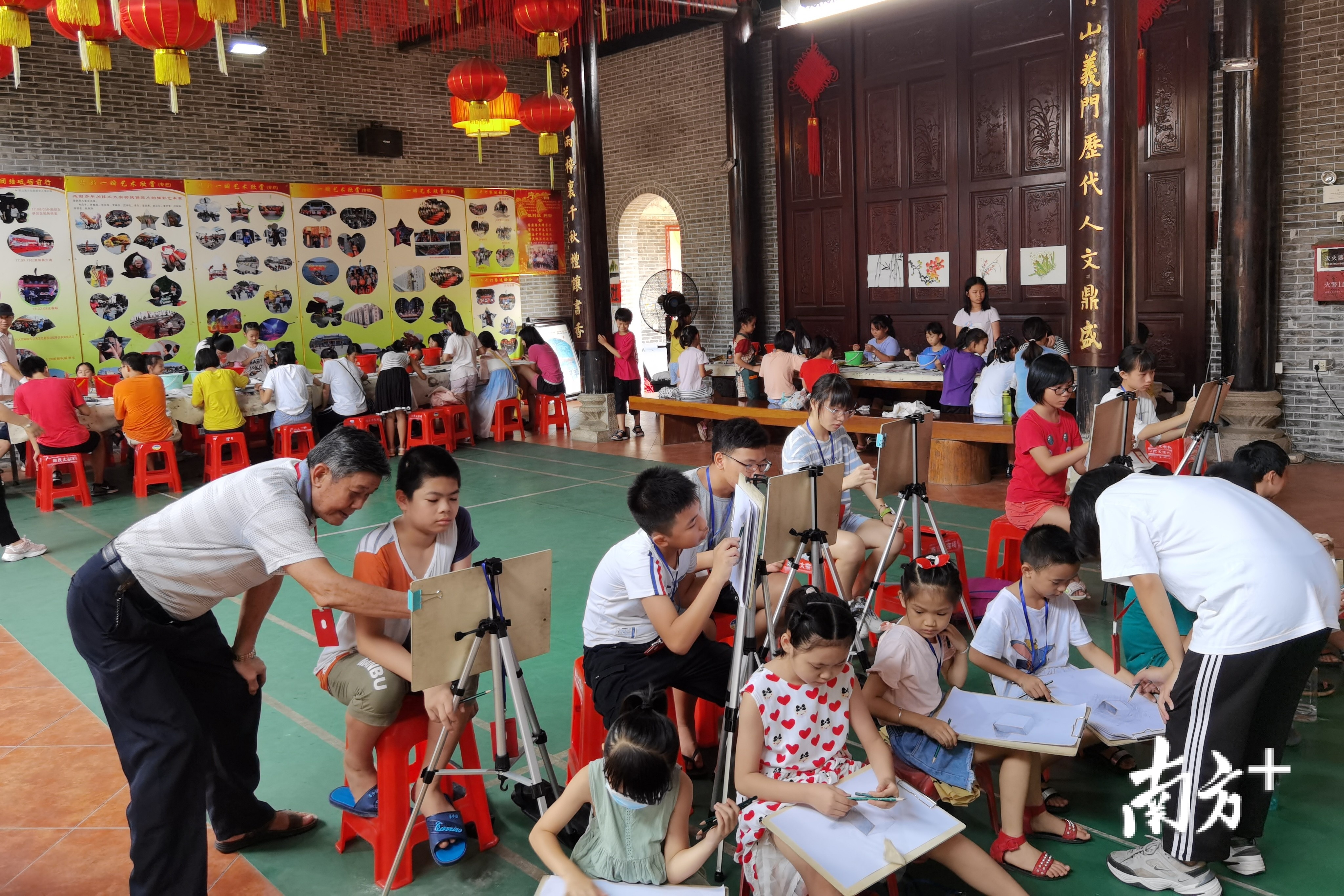 70多名青少年正在参加陈氏大宗祠文化活动。张秀蓝 摄