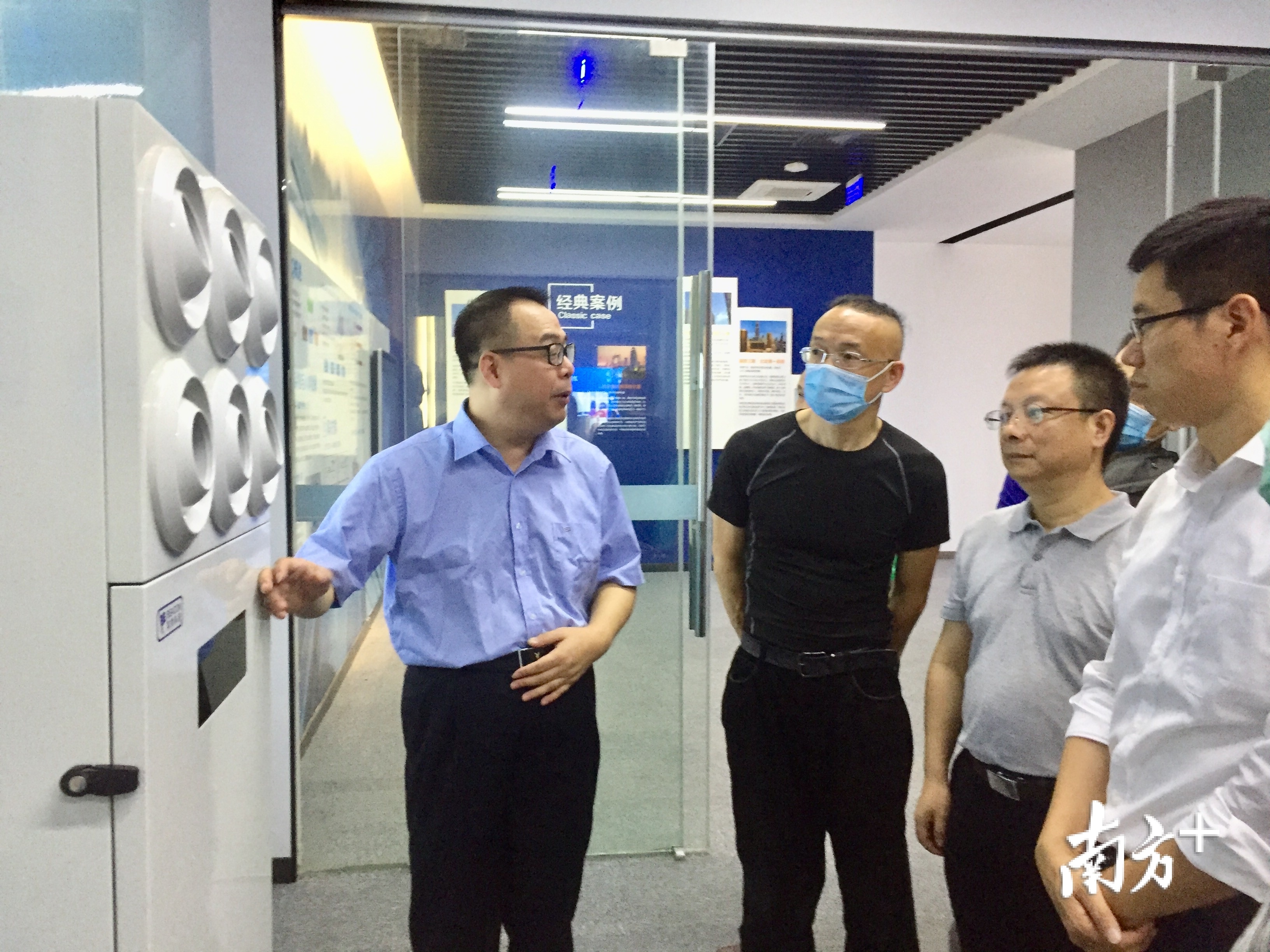 作为抗疫科技利器，宾肯电气采用球形喷口设计的柜式空气消毒机已广泛应用到多个公共场所。欧阳少伟 摄