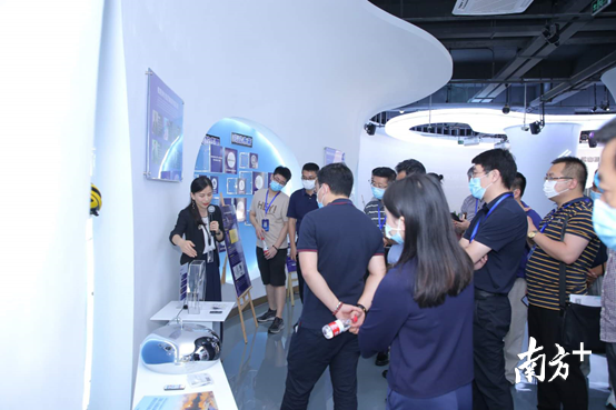 在松山湖人才大厦参观 在松山湖人才大厦参观