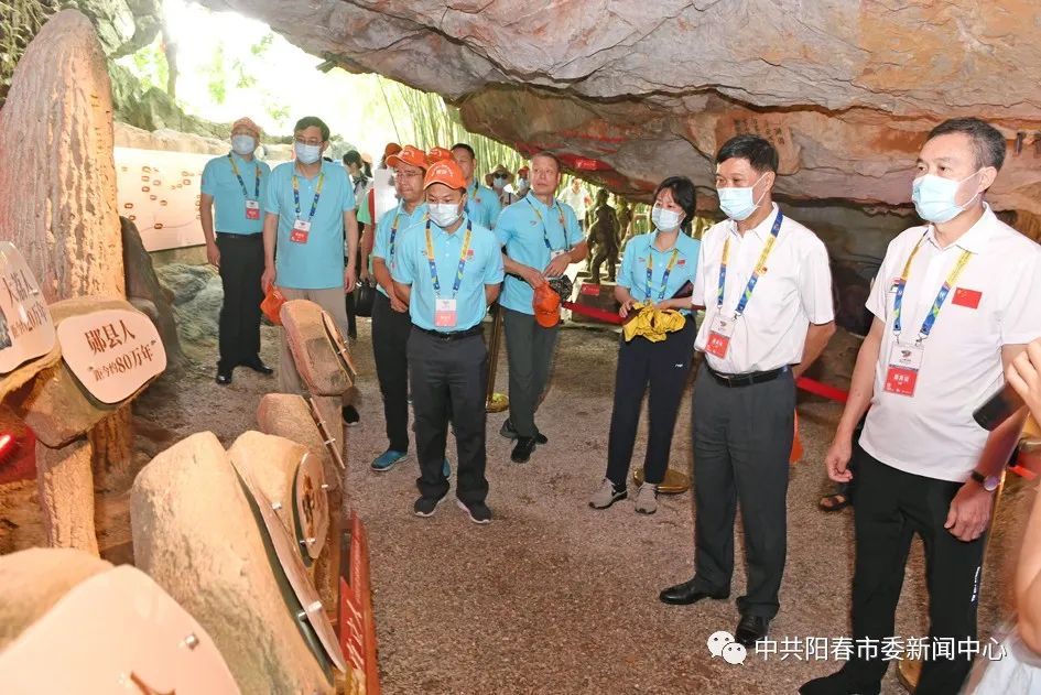 ▲参观古人类文化展。 ▲参观古人类文化展。