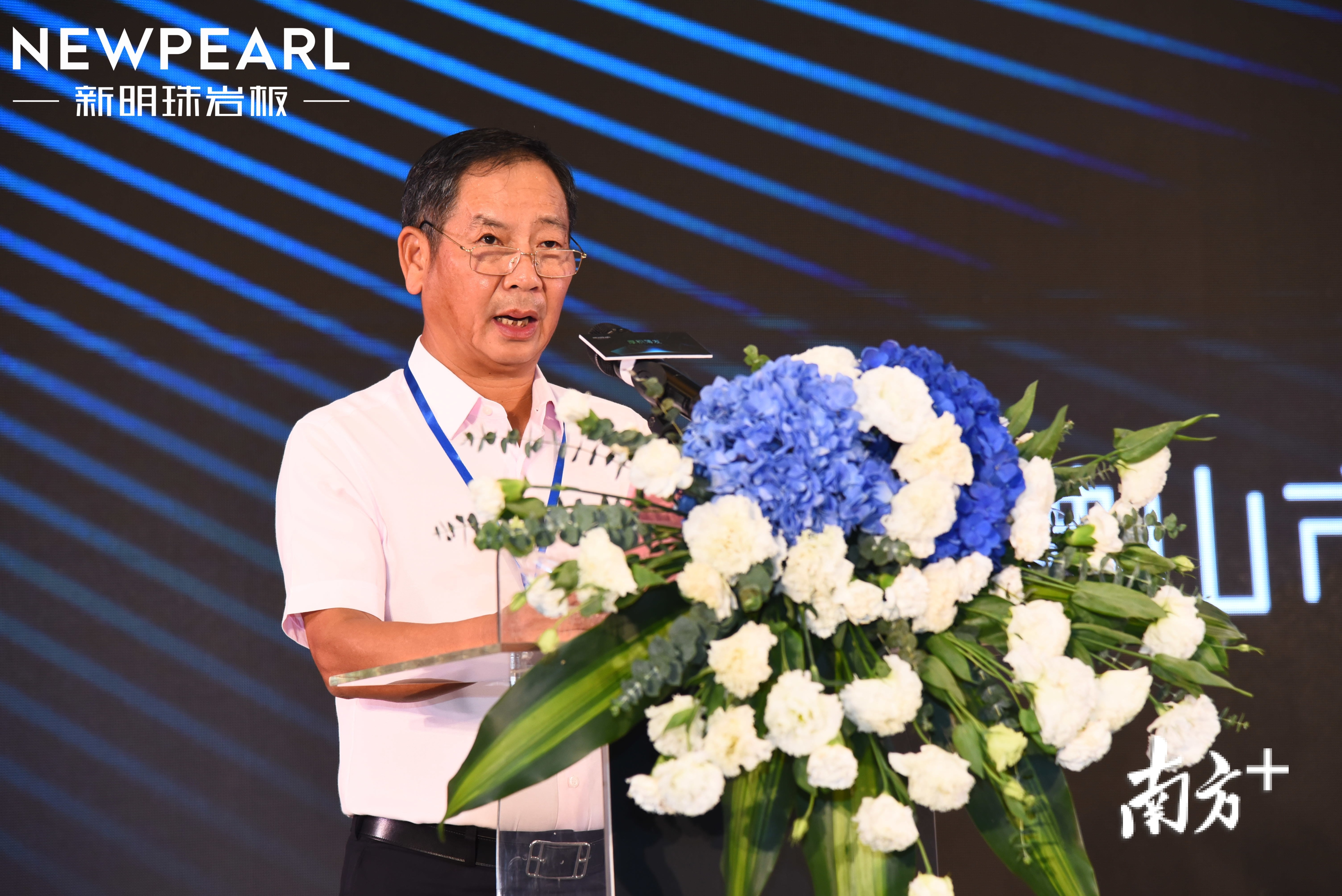新明珠陶瓷集团总裁叶德林发表致辞.