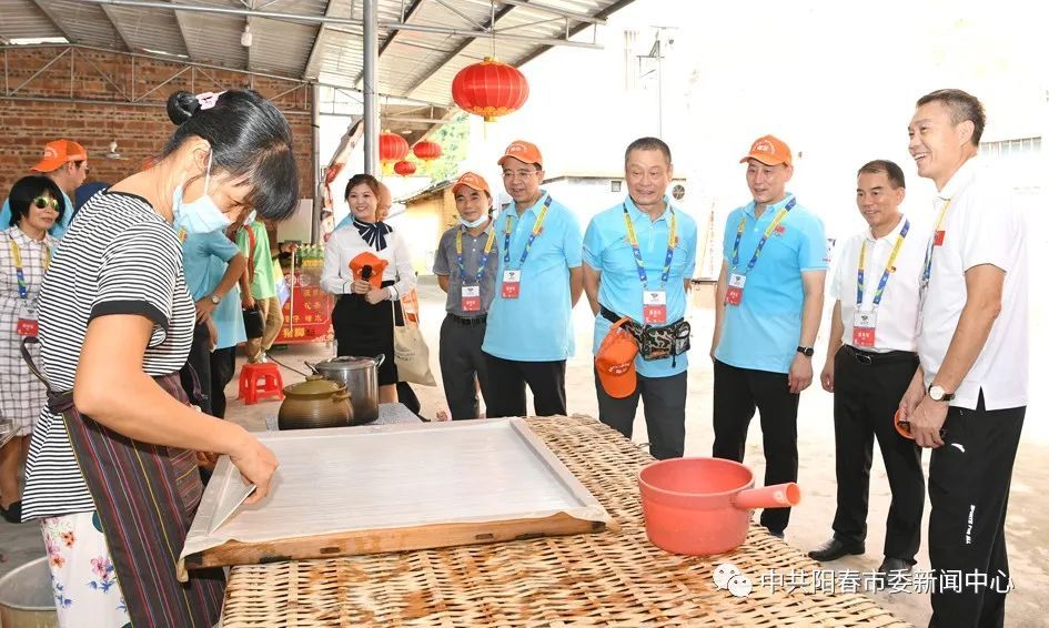 ▲参观特色产品制作。 ▲参观特色产品制作。