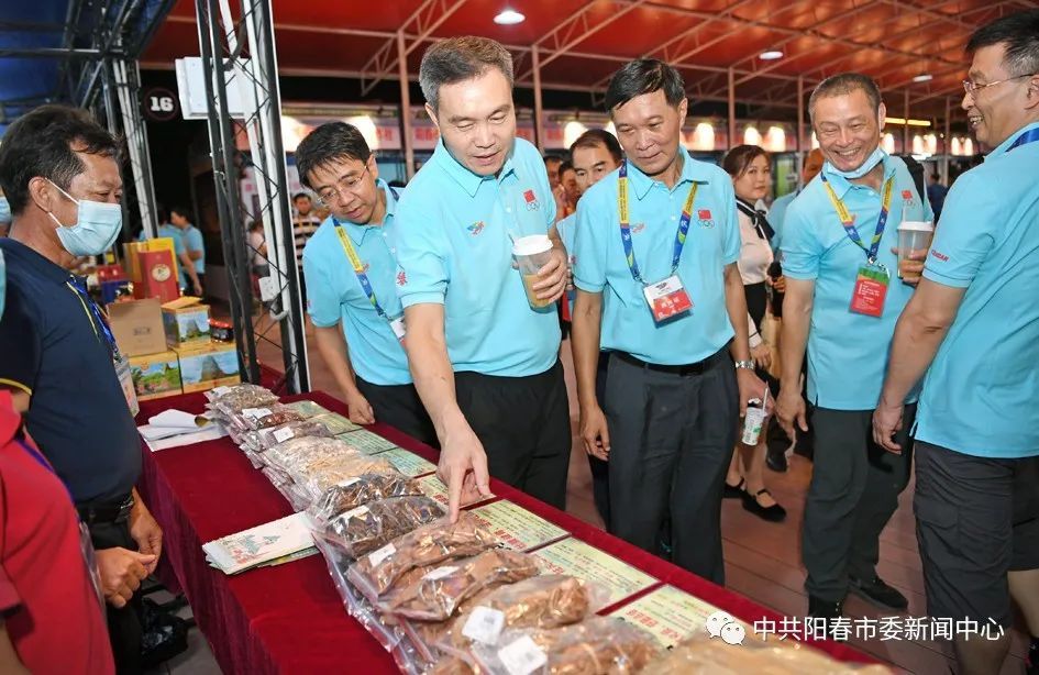 ▲参观农产品展。 ▲参观农产品展。