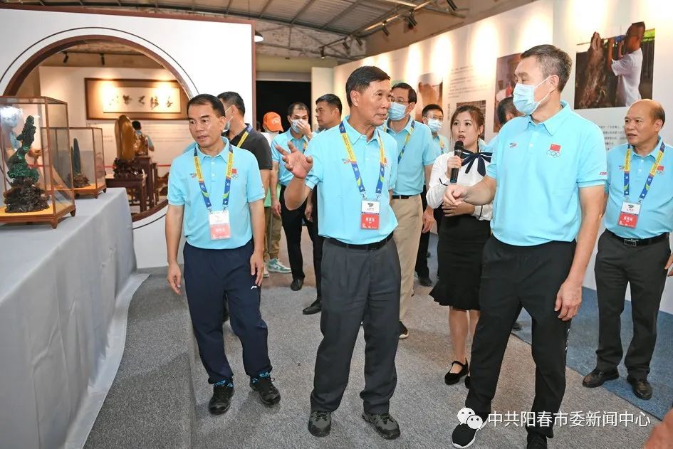 ▲参观根雕雅石展。 ▲参观根雕雅石展。