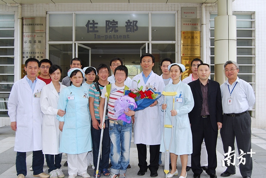 2010年3月,熊洞出院时与佛山医护人员等合影。通讯员供图 2010年3月,熊洞出院时与佛山医护人员等合影。通讯员供图