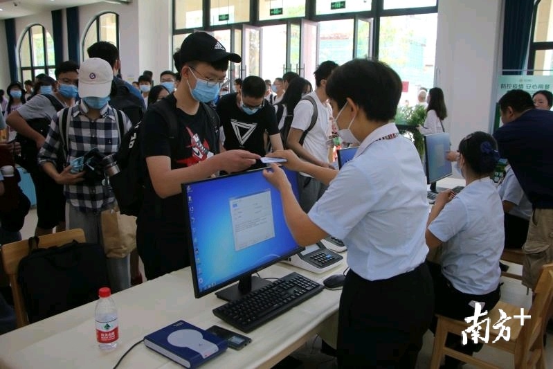 学生排队办理饭卡