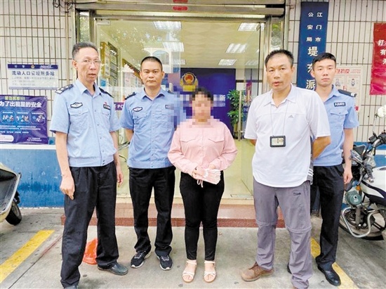 小梁手中握着准备汇给骗子的6万元现金。