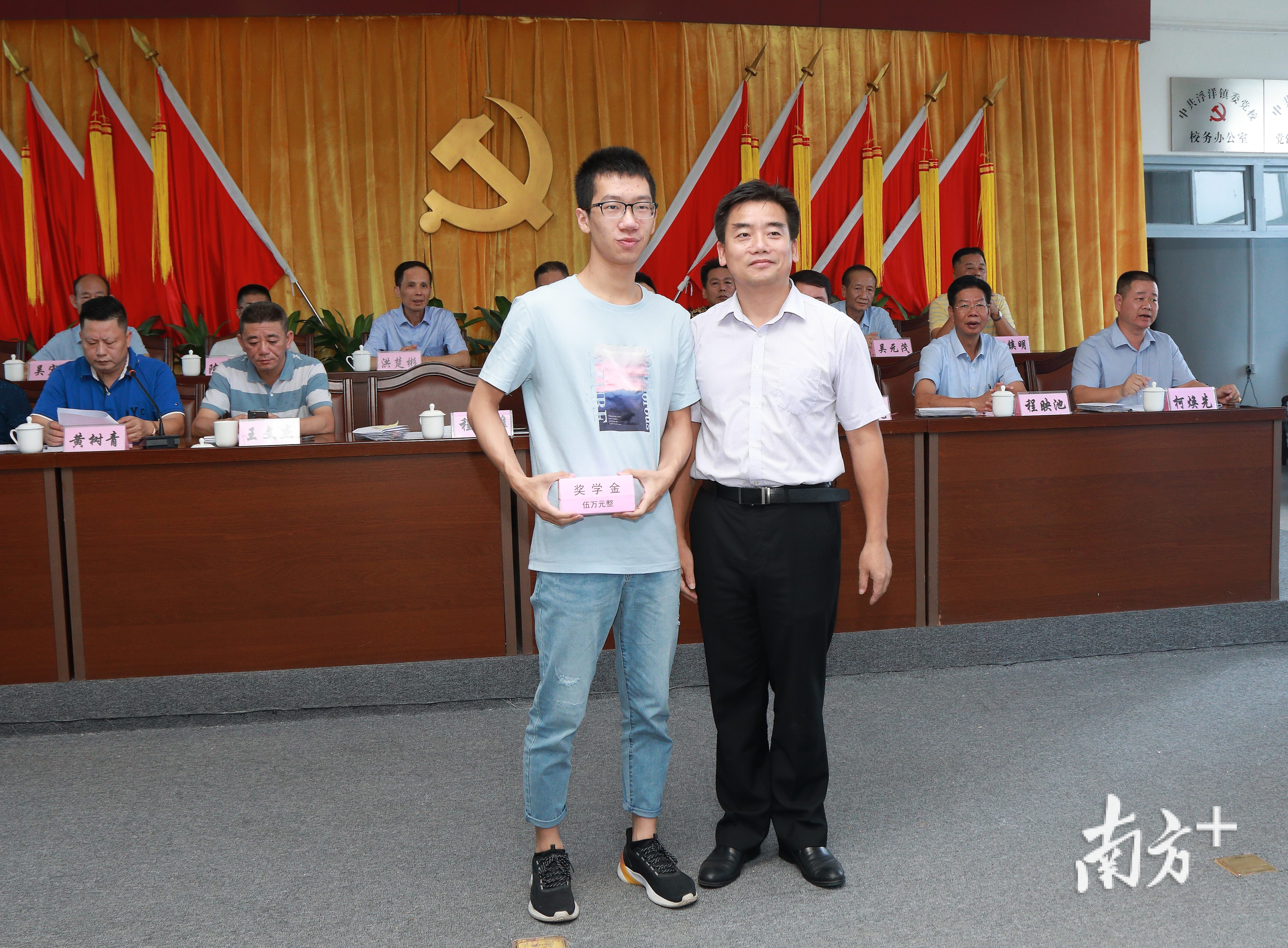 考上北京大学的许泽嘉获奖学金5万元。 考上北京大学的许泽嘉获奖学金5万元。