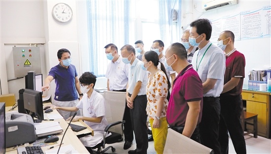 两家医院联合建立医学影像远程诊疗中心。 两家医院联合建立医学影像远程诊疗中心。