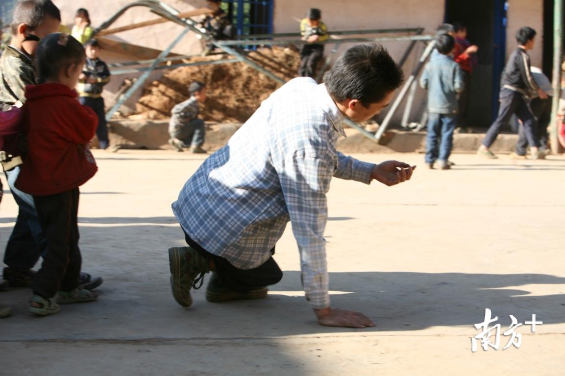 因为意外,熊洞十年前还是一名爬行少年,幸运的是,他遇上了佛山的支教老师,带着他走出了凉山到佛山治疗。通讯员供图 因为意外,熊洞十年前还是一名爬行少年,幸运的是,他遇上了佛山的支教老师,带着他走出了凉山到佛山治疗。通讯员供图