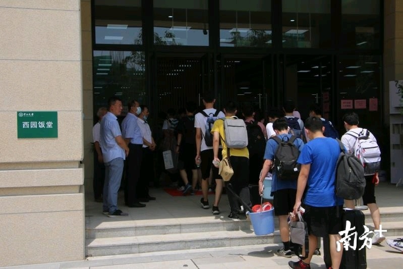 学生排队办理入住手续,并进行防疫申报