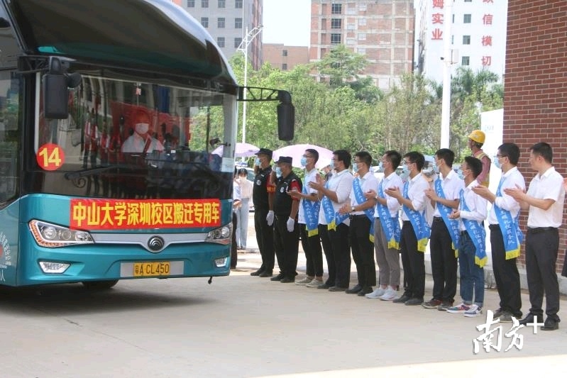 中建八局文明礼仪服务队迎接中大学子