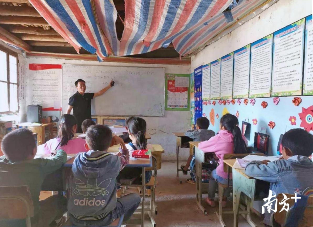 大学生熊洞回到四川凉山家乡,在当年就读的村小当起支教“老师”。通讯员供图 大学生熊洞回到四川凉山家乡,在当年就读的村小当起支教“老师”。通讯员供图