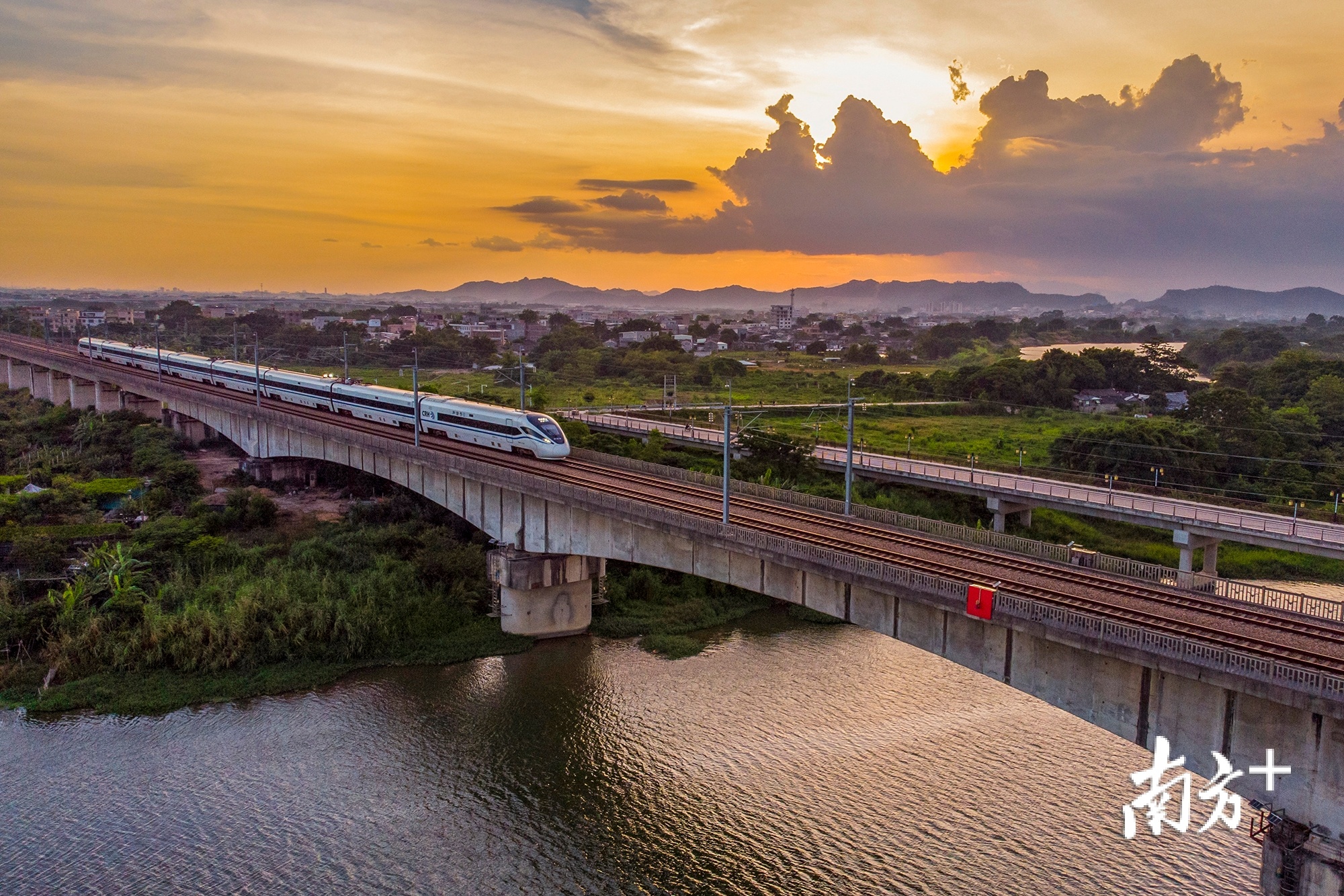 《金色动车路》 陈鑫 摄
