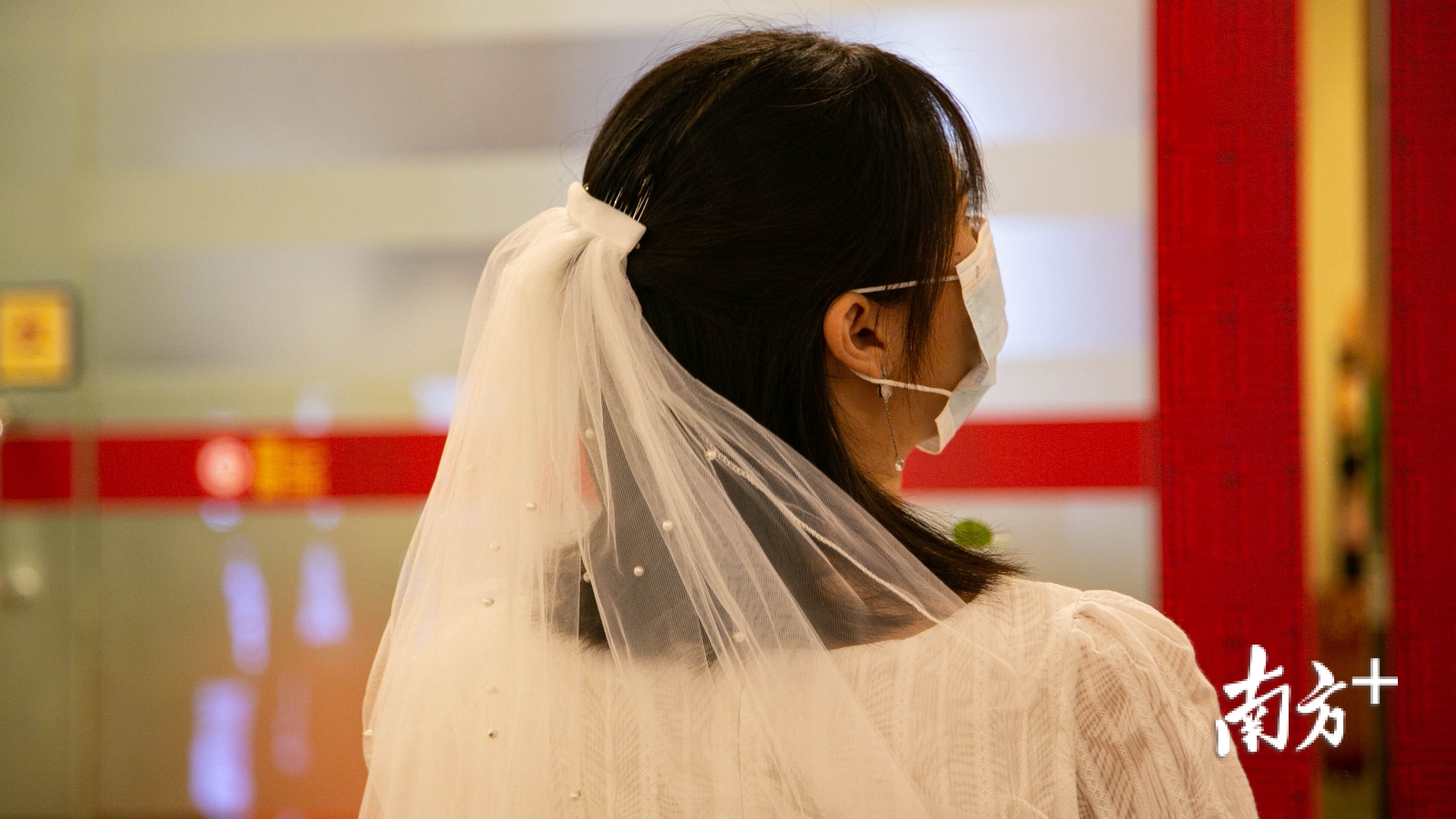 不少新人还精心打扮，仪式感满满。