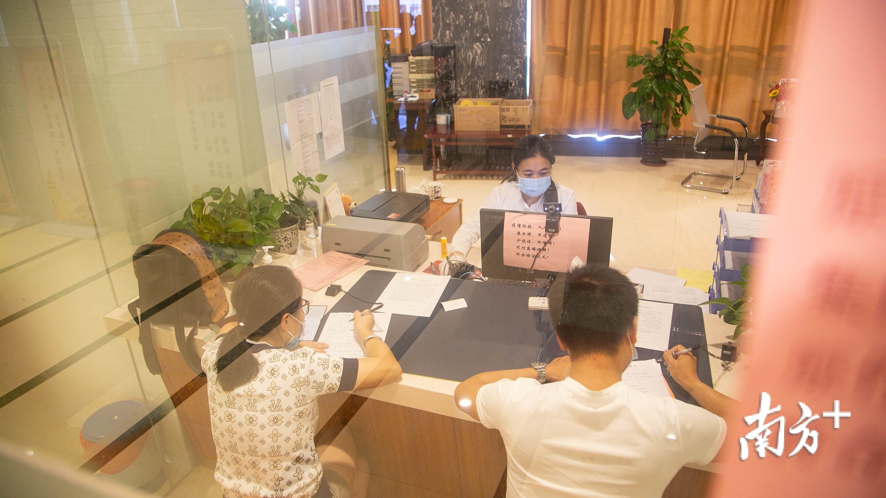 8月25日，中山新人选择七夕节登记结婚。