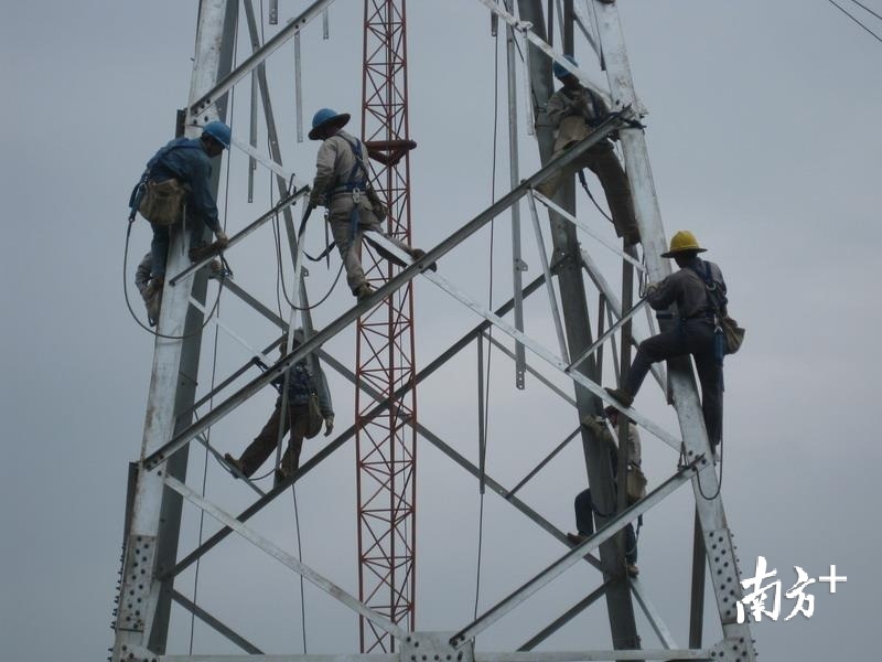2009年3月9日，电力建设工人加班加点开展川岛联网工程110千伏陆地供电网络的建设。江门台山供电局供图