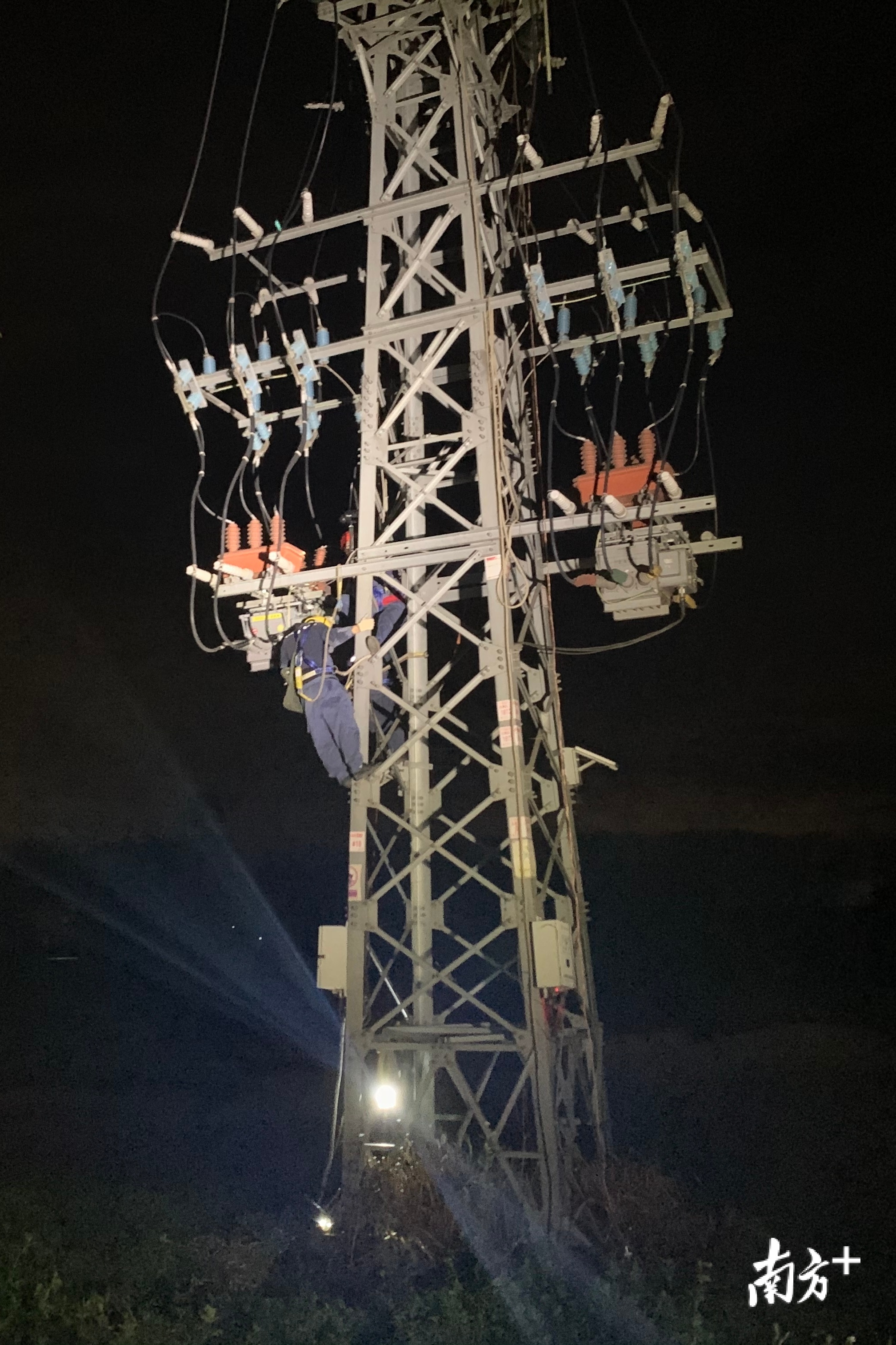 8月18日晚上，南方电网广东江门台山局运维中心扫管塘线抢修更换自动化开关，保障线路的”自愈”能力，以最好的状态迎战台风。 李华辉 摄