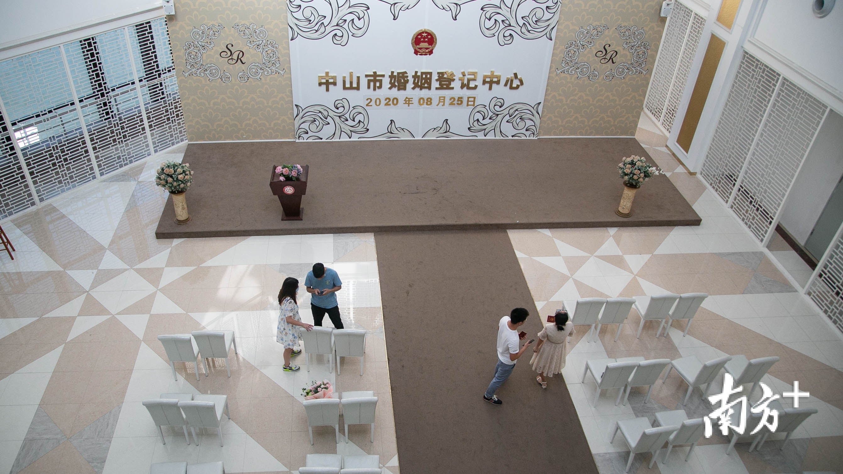 新人们在婚姻登记中心记录他们人生最重要的一天。