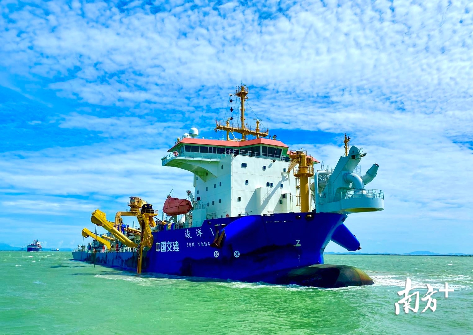 广州港深水航道拓宽工程全线投入使用。