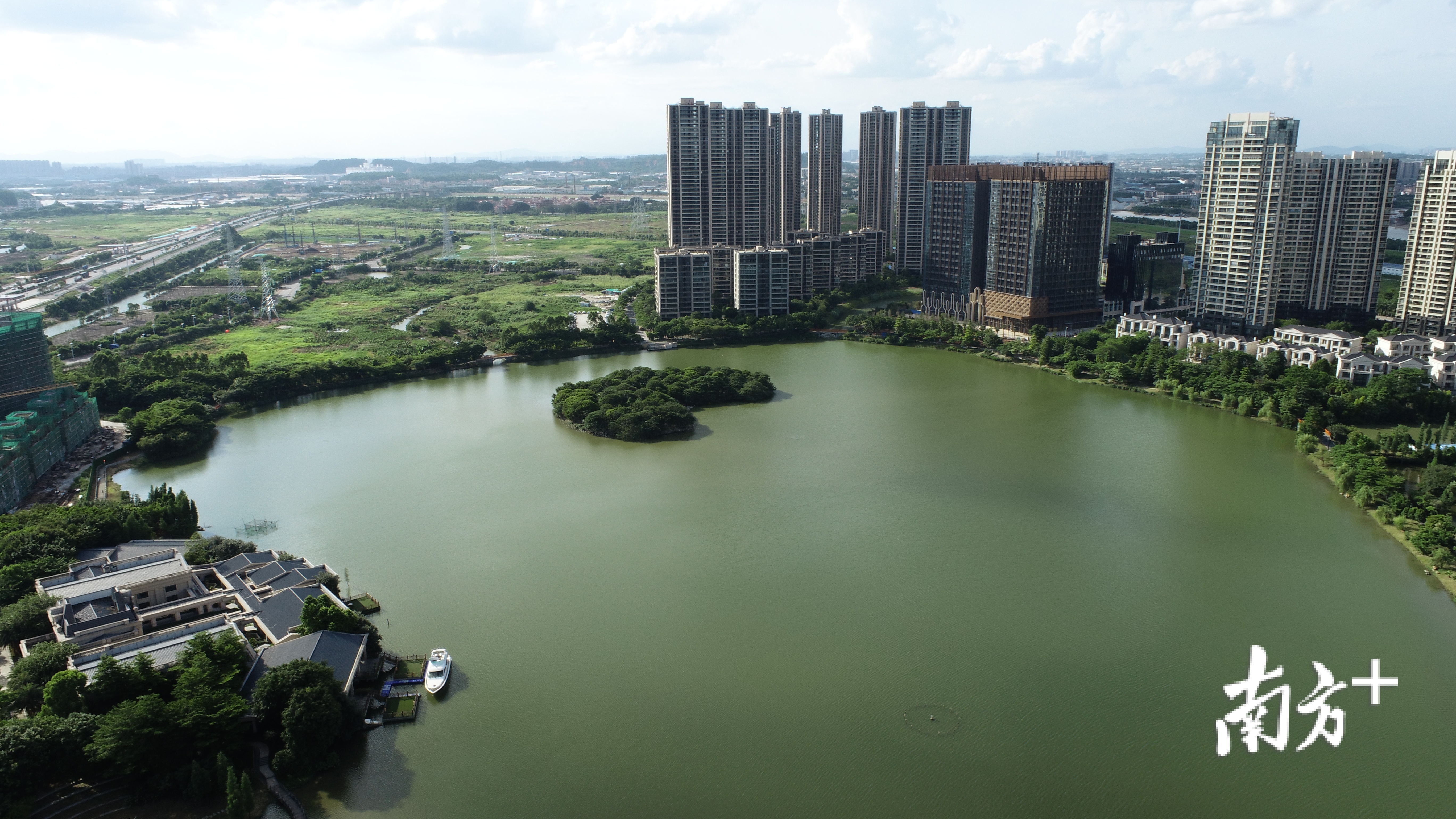 绿岛湖片区有着1500多亩的生态活水湖、东平河一河两岸等得天独厚的自然景观,已成为佛山都市中最大规模最靓丽的城市生态区。 绿岛湖片区有着1500多亩的生态活水湖、东平河一河两岸等得天独厚的自然景观,已成为佛山都市中最大规模最靓丽的城市生态区。