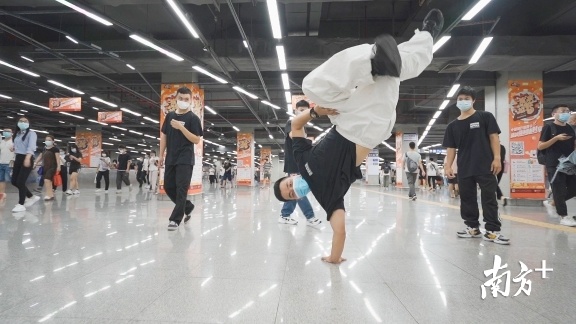 在地铁站内进行街舞快闪