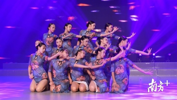 穿着旗袍跳起街舞